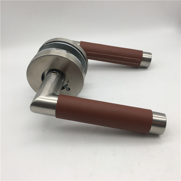 Palanca de acero inoxidable, cuero marrón y níquel manchado en